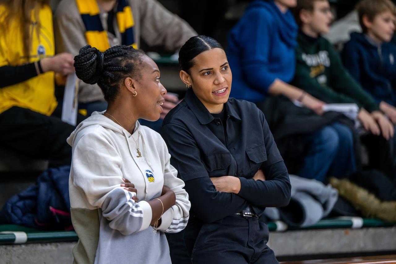 Ireti Amojo (rechts) ist strategische Koordinatorin im Mädchen- und Frauenbereich bei Alba Berlin. Ireti Amojo (rechts) ist strategische Koordinatorin im Mädchen- und Frauenbereich bei Alba Berlin.
