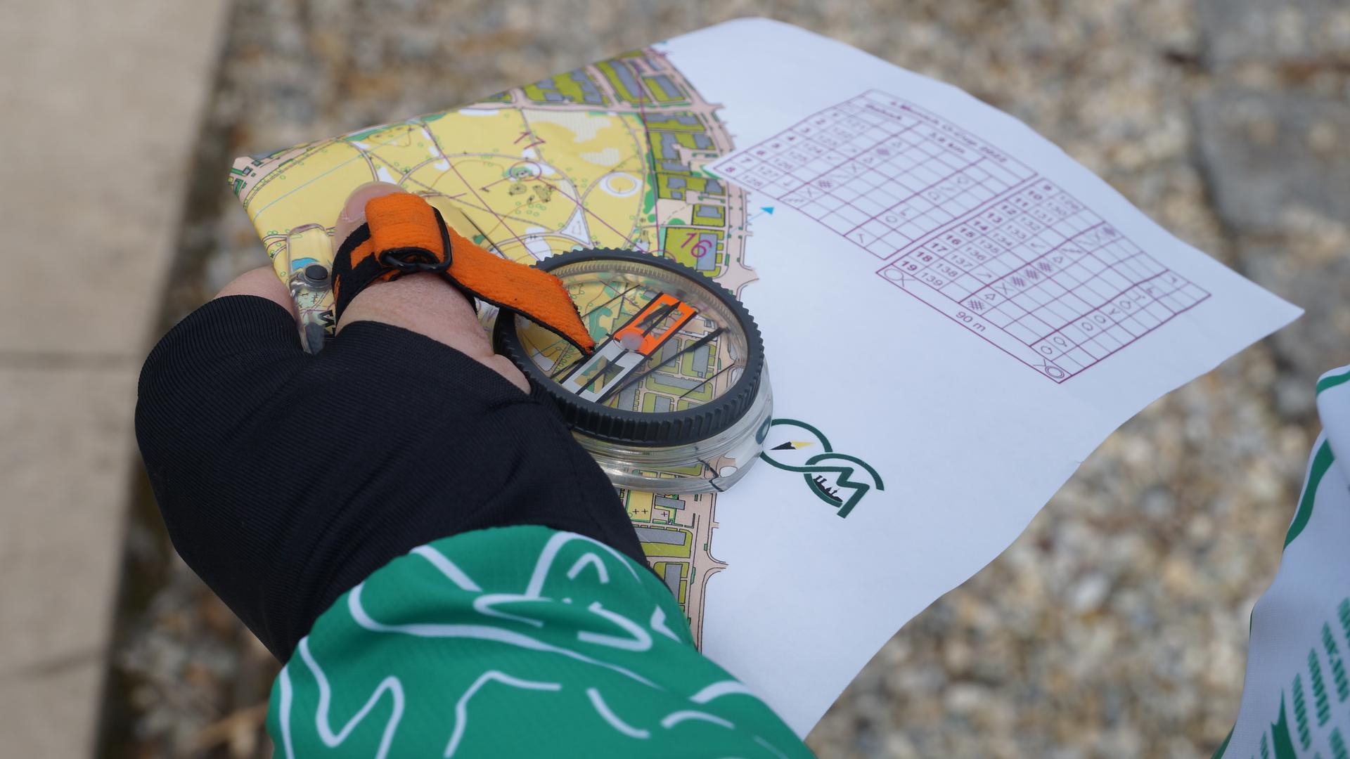 Karte und Kompass beim Orientierungslauf Karte und Kompass beim Orientierungslauf