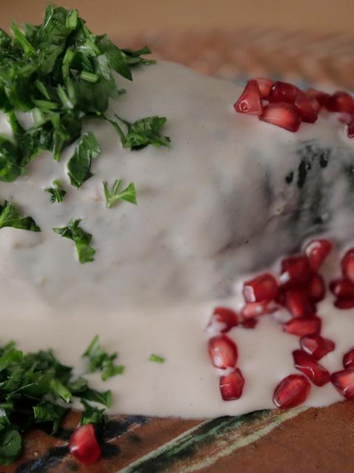 Das Nationalgericht Mexikos "Chiles en nogada" besteht aus Paprika, Walnuss und Granatapfelkernen