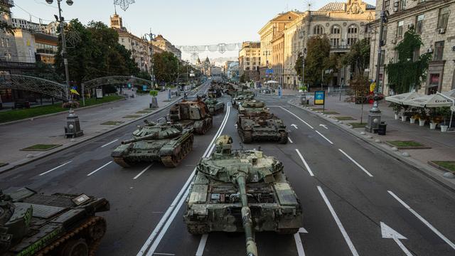 Ein Blick auf zerstörte russische Militärfahrzeuge in der Innenstadt von Kiew.