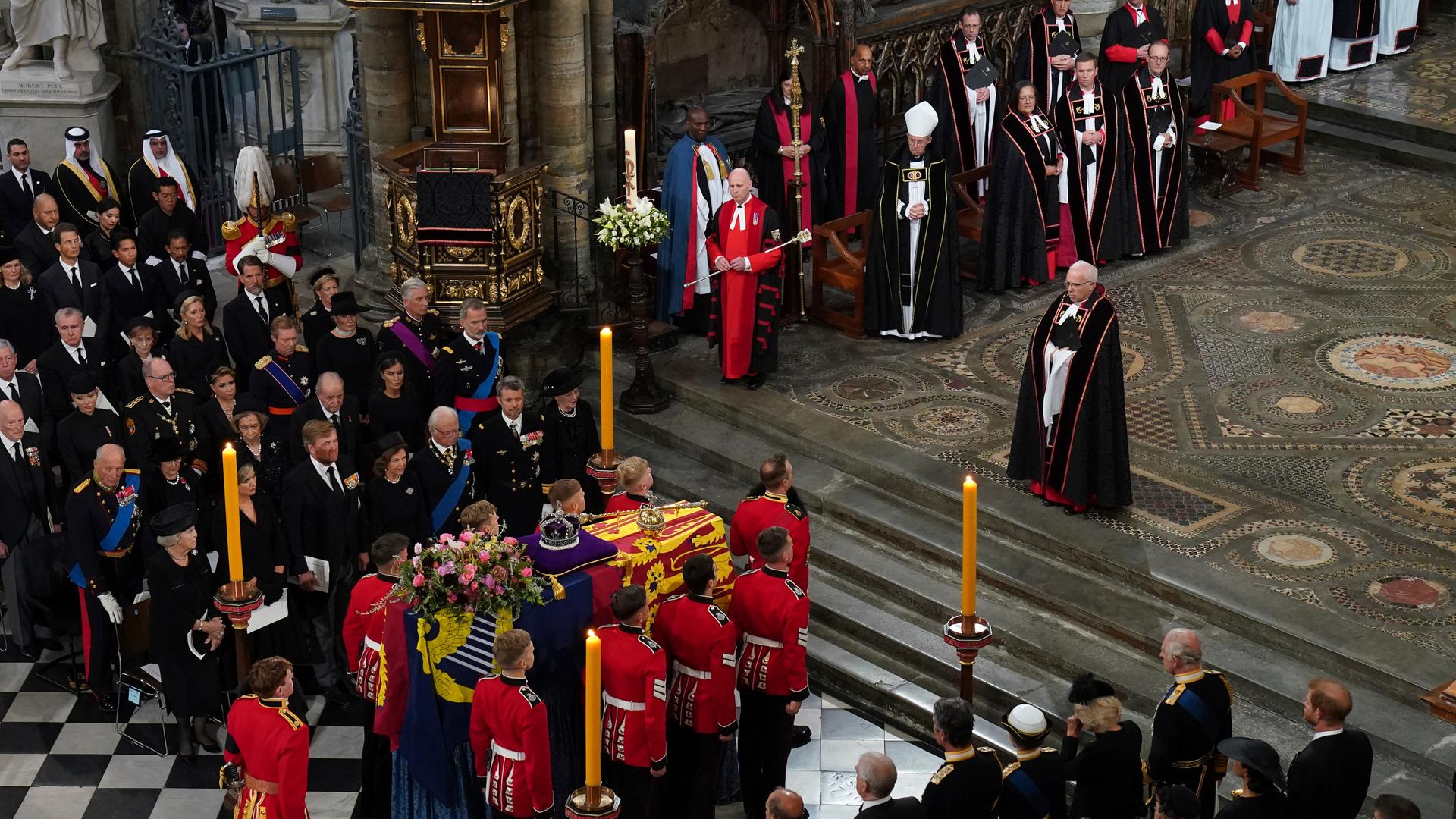 Der Sarg von Königin Elisabeth wird in der Kirche aufgestellt. Der Sarg von Königin Elisabeth wird in der Kirche aufgestellt.