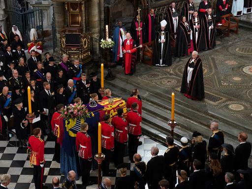 Der Sarg der Queen wird in der Westminster Abbey in London in der Nähe des Altars aufgestellt.