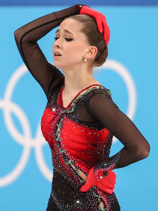 Die russische Eiskunstläuferin Kamila Walijewa mit verzweifeltem Gesichtsausdruck auf dem Eis
