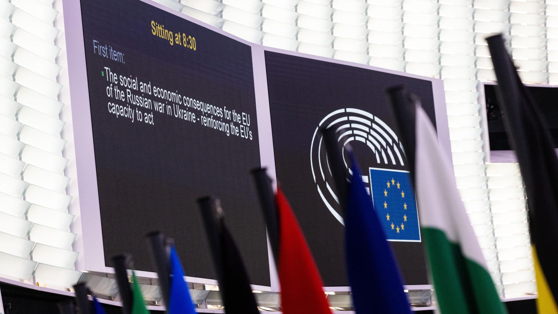 Eine Anzeigetafel zeigt vor Beginn der Plenarsitzung im Europäischen Parlament den ersten Tagesordnungspunkt: "The social and economic consequences for the EU of the Russian war in Ukraine - reinforcing the EU's capacity to act". Eine Anzeigetafel zeigt vor Beginn der Plenarsitzung im Europäischen Parlament den ersten Tagesordnungspunkt: "The social and economic consequences for the EU of the Russian war in Ukraine - reinforcing the EU's capacity to act".