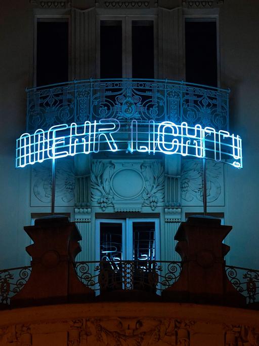 "Mehr Licht": Der Legende nach Goethes letzte Worte bevor er starb, stehen als Lichtinstallation am Gebäude des Goethe Instituts in Prag, 2020.
