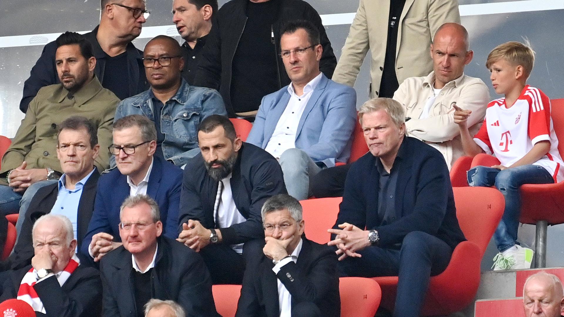 Andreas JUNG Marketingchef FC Bayern Muenchen,Jan Christian DREESEN Geschaeftsfuehrer FCB.Hasan SALIHAMIDZIC Sportvorstand Bayern Muenchen,Oliver KAHN Vorstandsvorsitzender FCB,Herbert HAINER Praesident Bayern Muenchen,Arjen ROBBEN und Sohn auf der Tribuene. Fussball 1. Bundesliga Saison 2022/2023, 33.Spieltag, Spieltag33, FC Bayern Muenchen - RB Leipzig 1-3 am 20.05.2023, A L L I A N Z A R E N A. *** Andreas JUNG Head of Marketing FC Bayern Muenchen ,Jan Christian DREESEN Managing Director FCB Hasan SALIHAMIDZIC Sports Director Bayern Muenchen ,Oliver KAHN Chairman of the Board FCB ,Herbert HAINER President Bayern Muenchen ,Arjen ROBBEN and son on the tribune Football 1 Bundesliga season 2022 2023, 33 matchday, matchday33, FC Bayern Muenchen RB Leipzig 1 3 on 20 05 2023, A L L I A N Z A R E N A Andreas JUNG Marketingchef FC Bayern Muenchen,Jan Christian DREESEN Geschaeftsfuehrer FCB.Hasan SALIHAMIDZIC Sportvorstand Bayern Muenchen,Oliver KAHN Vorstandsvorsitzender FCB,Herbert HAINER Praesident Bayern Muenchen,Arjen ROBBEN und Sohn auf der Tribuene. Fussball 1. Bundesliga Saison 2022/2023, 33.Spieltag, Spieltag33, FC Bayern Muenchen - RB Leipzig 1-3 am 20.05.2023, A L L I A N Z A R E N A. *** Andreas JUNG Head of Marketing FC Bayern Muenchen ,Jan Christian DREESEN Managing Director FCB Hasan SALIHAMIDZIC Sports Director Bayern Muenchen ,Oliver KAHN Chairman of the Board FCB ,Herbert HAINER President Bayern Muenchen ,Arjen ROBBEN and son on the tribune Football 1 Bundesliga season 2022 2023, 33 matchday, matchday33, FC Bayern Muenchen RB Leipzig 1 3 on 20 05 2023, A L L I A N Z A R E N A