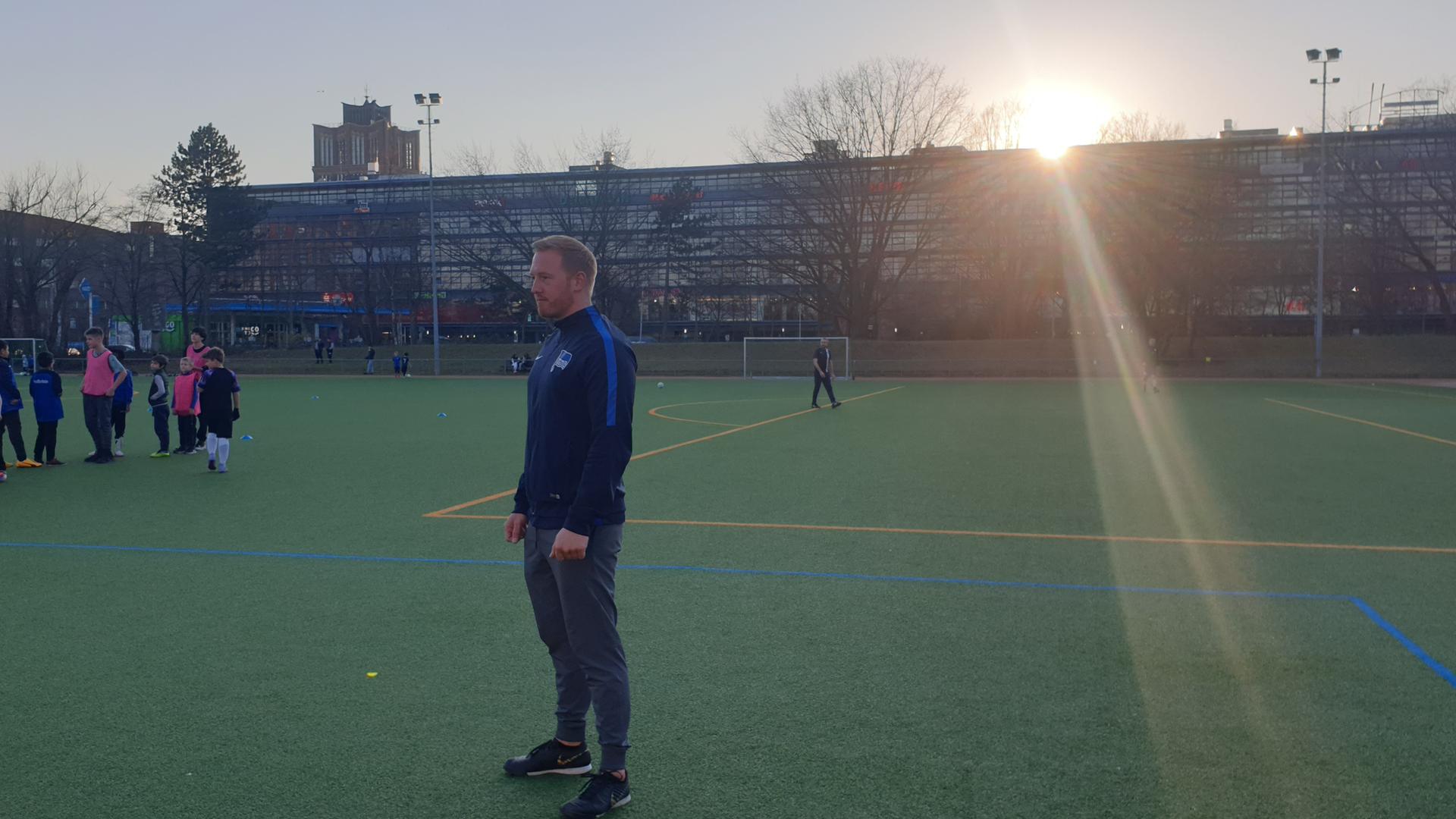 Lokalpolitiker Felix Schönebeck beim ersten gemeinsamen Fußballtraining mit ukrainischen Kindern bei Arminia Tegel. Lokalpolitiker Felix Schönebeck beim ersten gemeinsamen Fußballtraining mit ukrainischen Kindern bei Arminia Tegel.