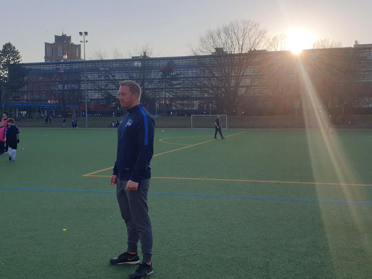Lokalpolitiker Felix Schönebeck beim ersten gemeinsamen Fußballtraining mit ukrainischen Kindern bei Arminia Tegel.