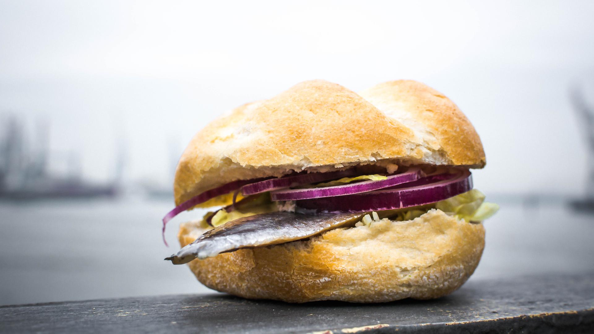 Ein Fischbrötchen. Ein Fischbrötchen.