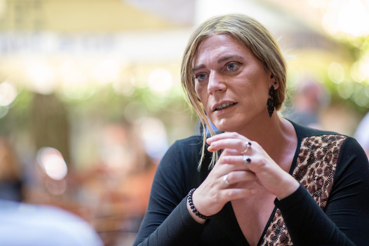 Bundestagskandidatin Tessa Ganserer bei einem Gespräch. Sie guckt ihr Gegenüber an. Bundestagskandidatin Tessa Ganserer bei einem Gespräch. Sie guckt ihr Gegenüber an.