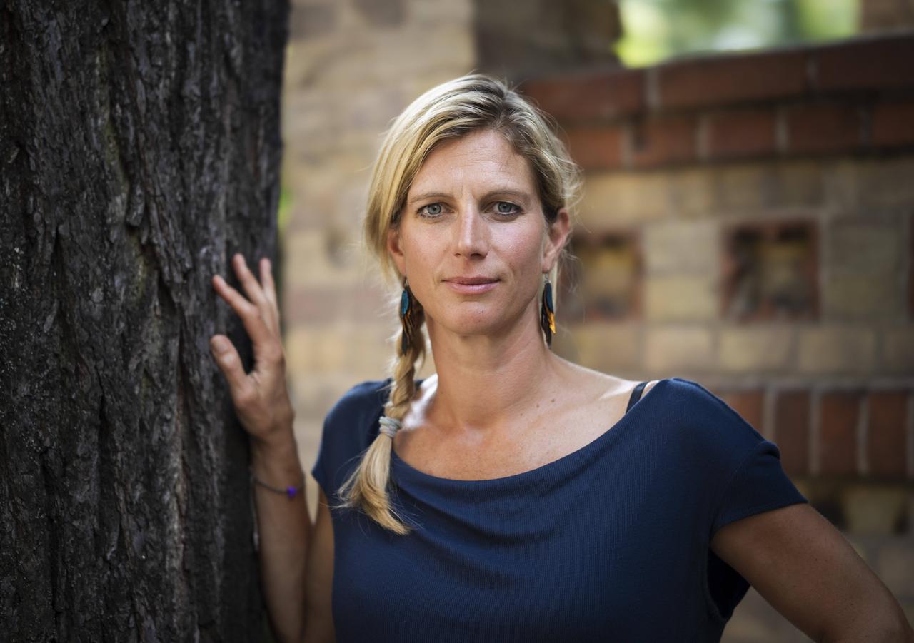Die Ökonomin und Schriftstellerin Maja Göpel steht neben einem Baum. Die Ökonomin und Schriftstellerin Maja Göpel steht neben einem Baum.