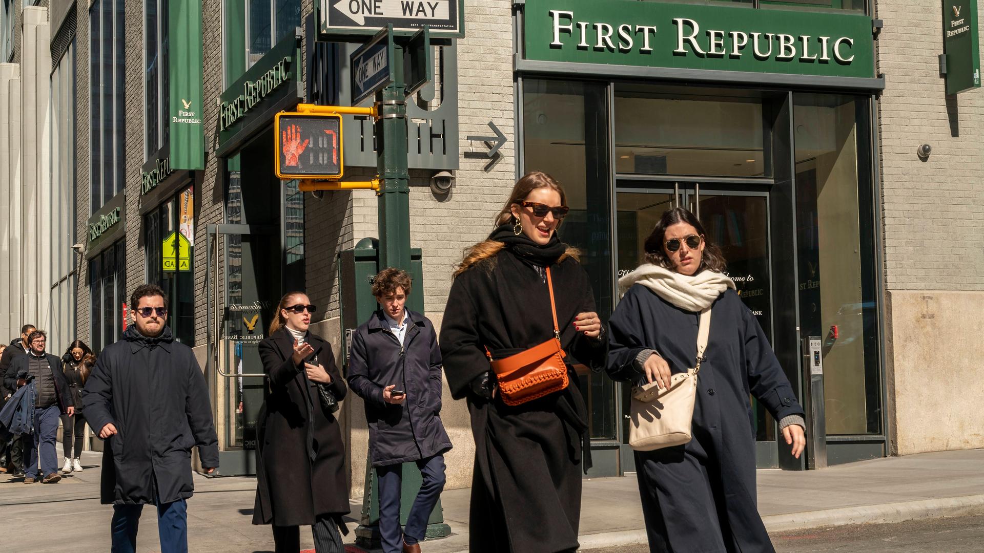 Passanten vor einer Filiale der First Republic Bank in New York.
Passanten vor einer Filiale der First Republic Bank in New York.