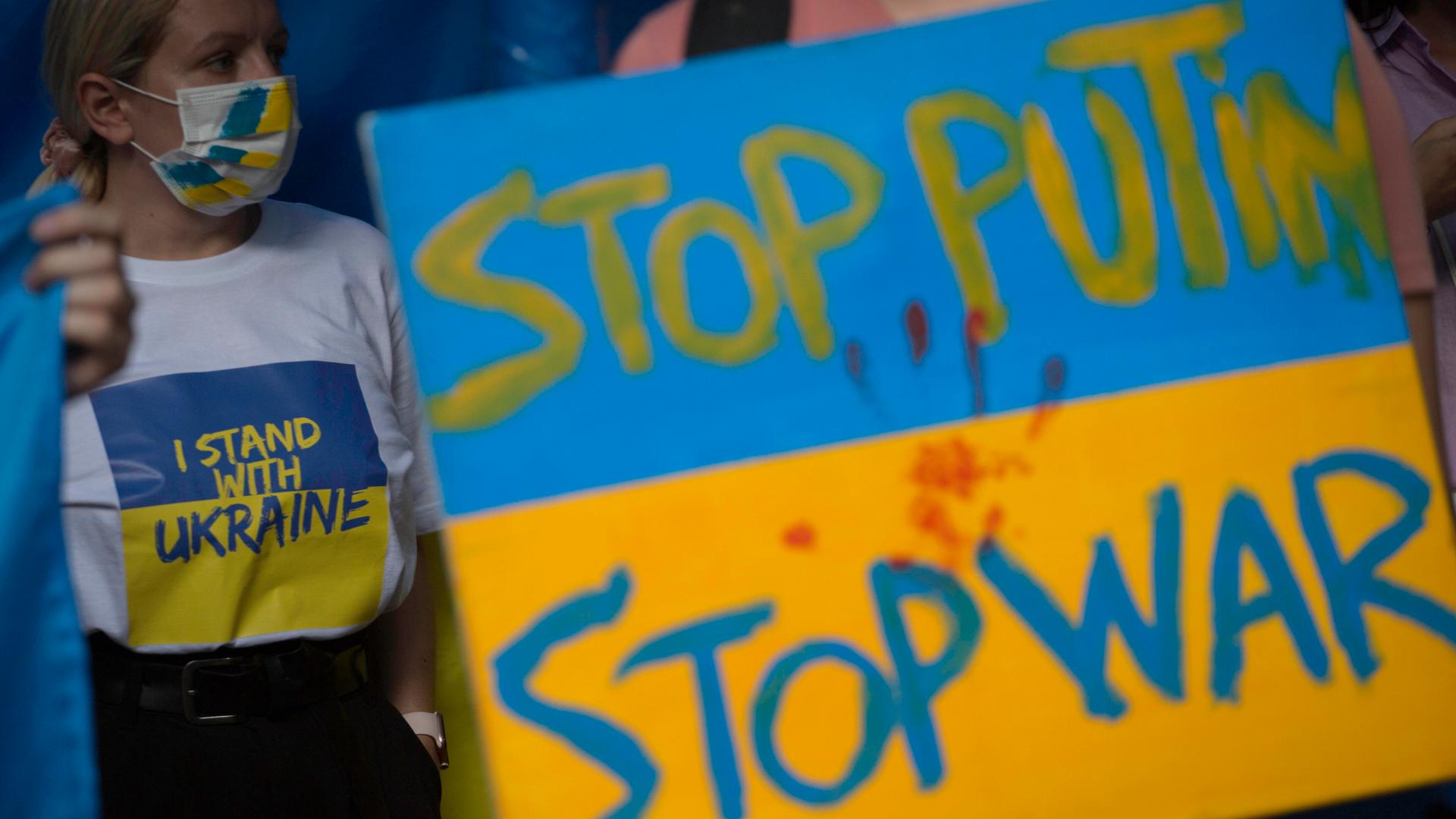 Weltweite Proteste: Demonstranten in Bangkok (Thailand) halten Anti-Kriegs-Plaketten vor der russischen Botschaft hoch. Weltweite Proteste: Demonstranten in Bangkok (Thailand) halten Anti-Kriegs-Plaketten vor der russischen Botschaft hoch.