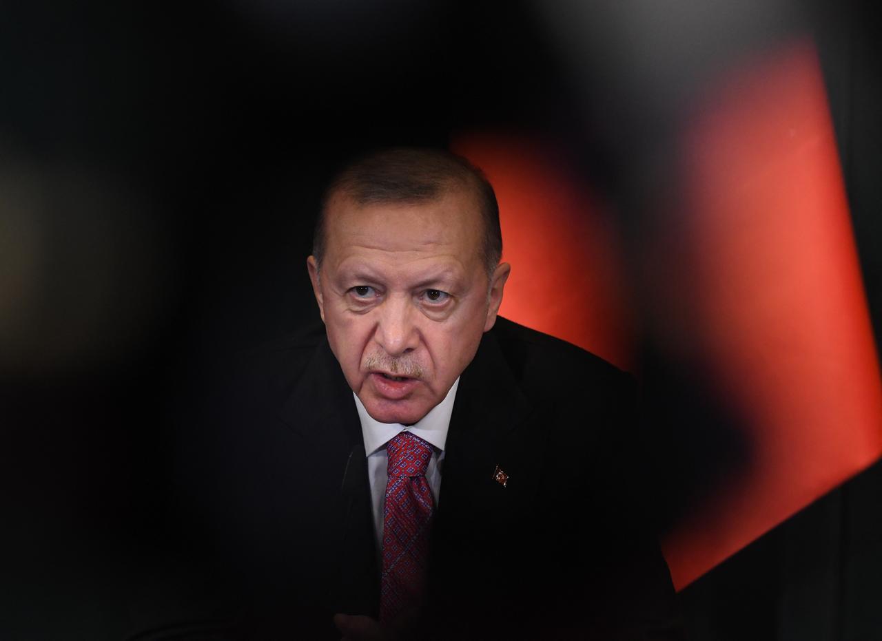Porträt von Recep Tayyip Erdogan, der während einer Pressekonferenz in Tirana spricht.