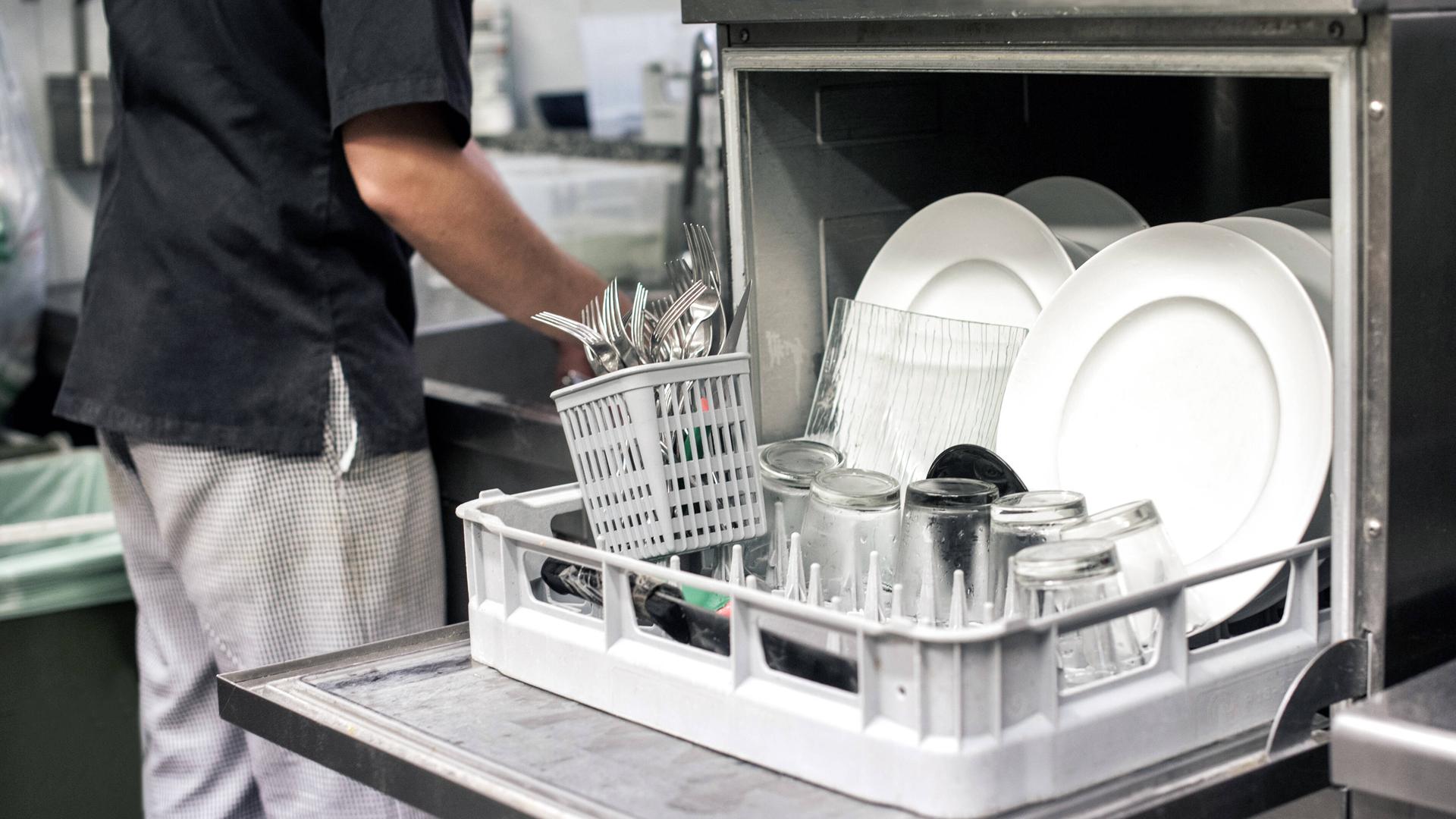 Eine gewerbliche Geschirrspülmaschine – u.a. für den Einsatz in der Gastronomie