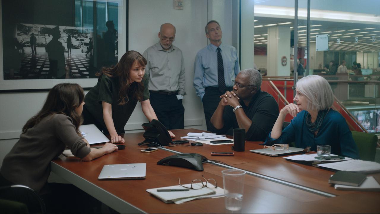 Jodi Kantor (Zoe Kazan), Megan Twohey (Carey Mulligan), Matt Purdy (Frank Wood), David McCraw (Gregg Edelman), Dean Baquet (Andre Braugher) and Rebecca Corbett (Patricia Clarkson) im Film "She Said". Sie stehen in einem Besprechungsraum um einen Tisch herum. Jodi Kantor (Zoe Kazan), Megan Twohey (Carey Mulligan), Matt Purdy (Frank Wood), David McCraw (Gregg Edelman), Dean Baquet (Andre Braugher) and Rebecca Corbett (Patricia Clarkson) im Film "She Said". Sie stehen in einem Besprechungsraum um einen Tisch herum.