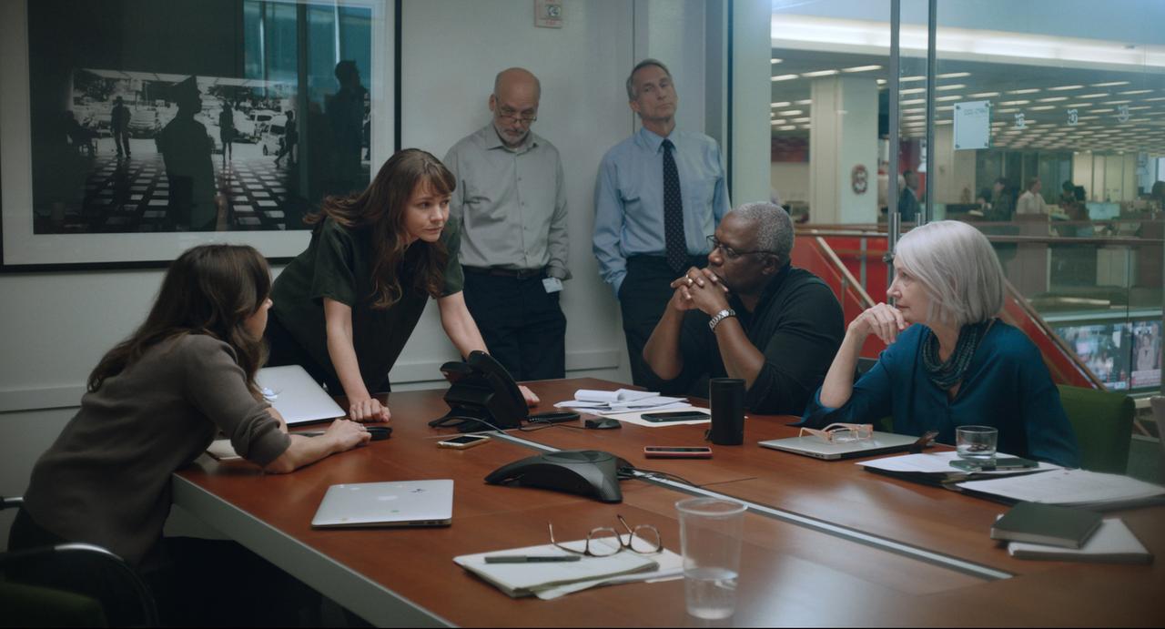 Jodi Kantor (Zoe Kazan), Megan Twohey (Carey Mulligan), Matt Purdy (Frank Wood), David McCraw (Gregg Edelman), Dean Baquet (Andre Braugher) and Rebecca Corbett (Patricia Clarkson) im Film She Said. Sie stehen in einem Besprechungsraum um einen Tisch herum. Jodi Kantor (Zoe Kazan), Megan Twohey (Carey Mulligan), Matt Purdy (Frank Wood), David McCraw (Gregg Edelman), Dean Baquet (Andre Braugher) and Rebecca Corbett (Patricia Clarkson) im Film She Said. Sie stehen in einem Besprechungsraum um einen Tisch herum.