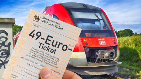 Fotomontage: Eine Hand hält ein 49-Euro-Ticket vor einer Regionalbahn (Symbolfoto)