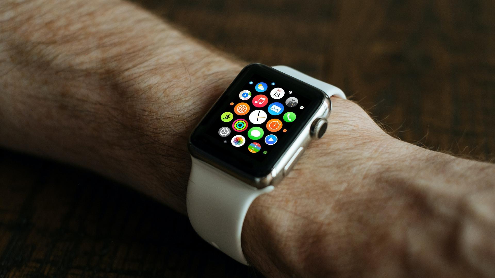Eine Uhr mit digitalen Zusatzfunktionen, ein sogenanntes Wearable wird von einem Mann getragen. Eine Uhr mit digitalen Zusatzfunktionen, ein sogenanntes Wearable wird von einem Mann getragen.