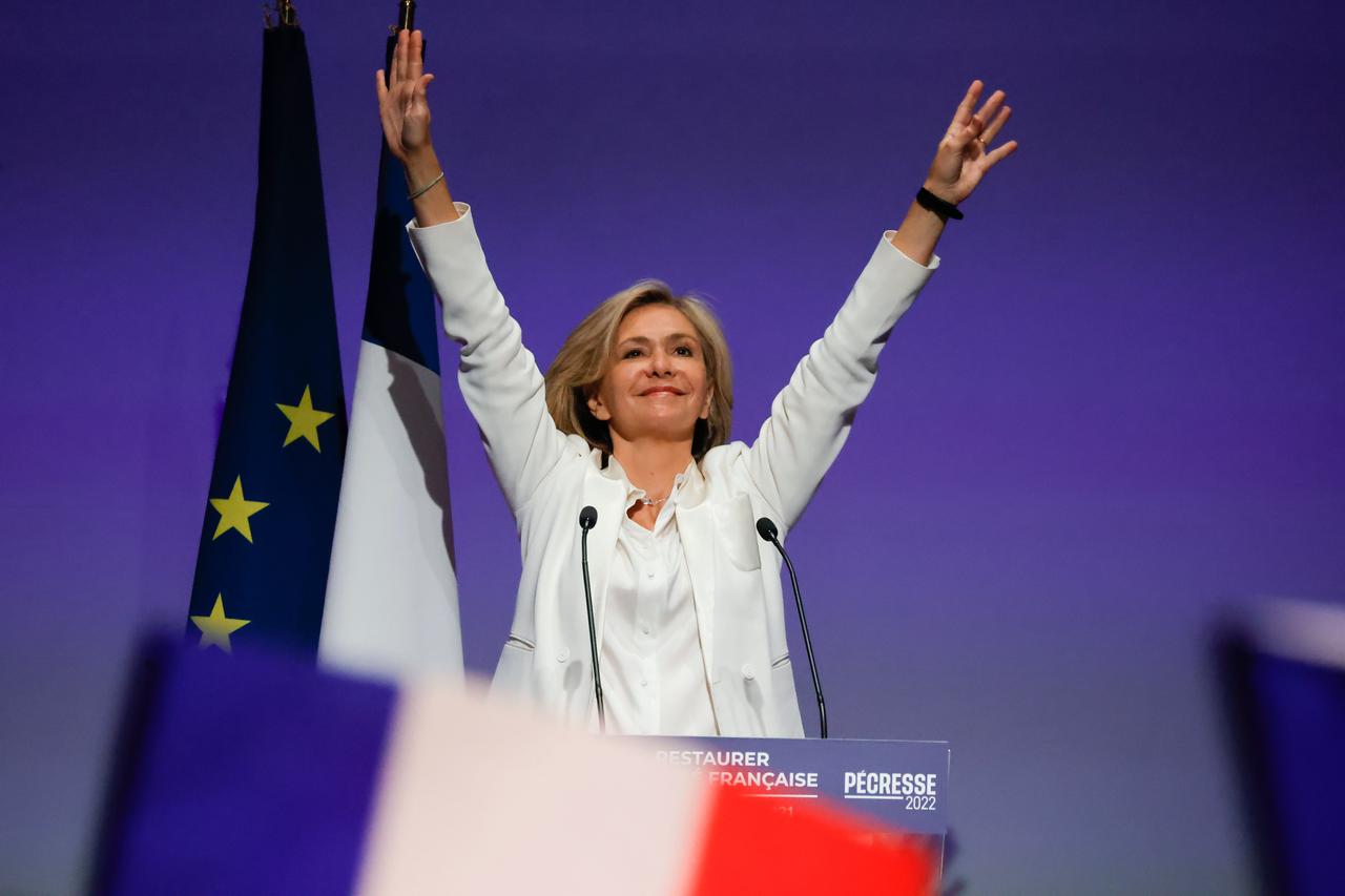 Als Kandidatin der bürgerlich Rechten wird Valérie Pécresse bei der Präsidentschaftswahl 2022 antreten. Nach ihrer Nominierung am 12.12.2021 streckt sie die Arme in die Höhe