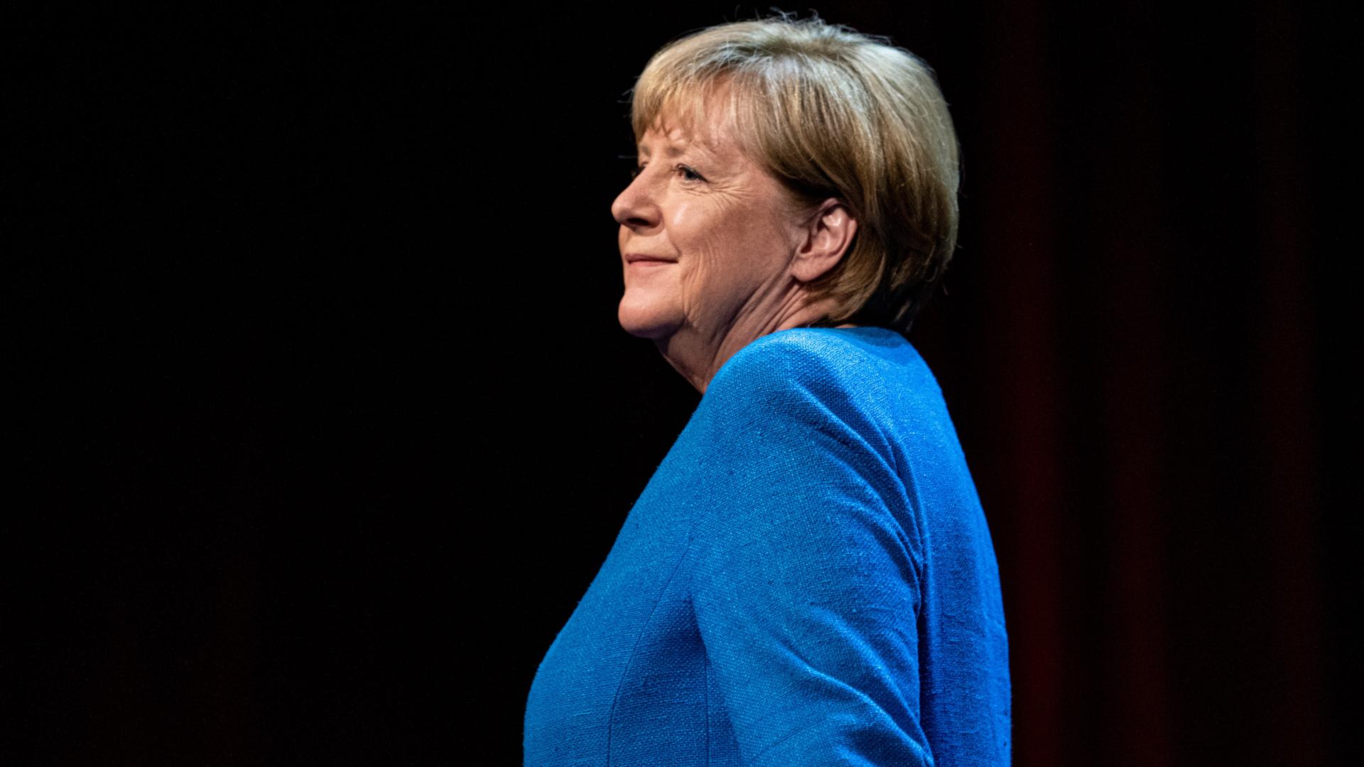 Altkanzlerin Merkel lächet still bei ihrem Gang auf der Bühne zum Gespräch im Berliner Ensemble. Altkanzlerin Merkel lächet still bei ihrem Gang auf der Bühne zum Gespräch im Berliner Ensemble.