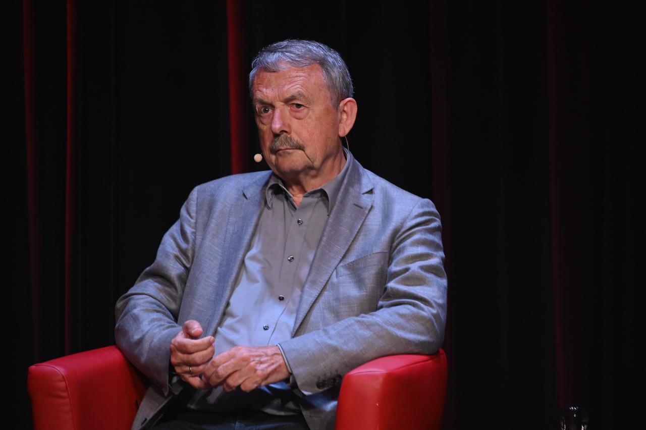 Der Soziologe Wolfgang Streeck sitzt in einem Sessel. Der Soziologe Wolfgang Streeck sitzt in einem Sessel.