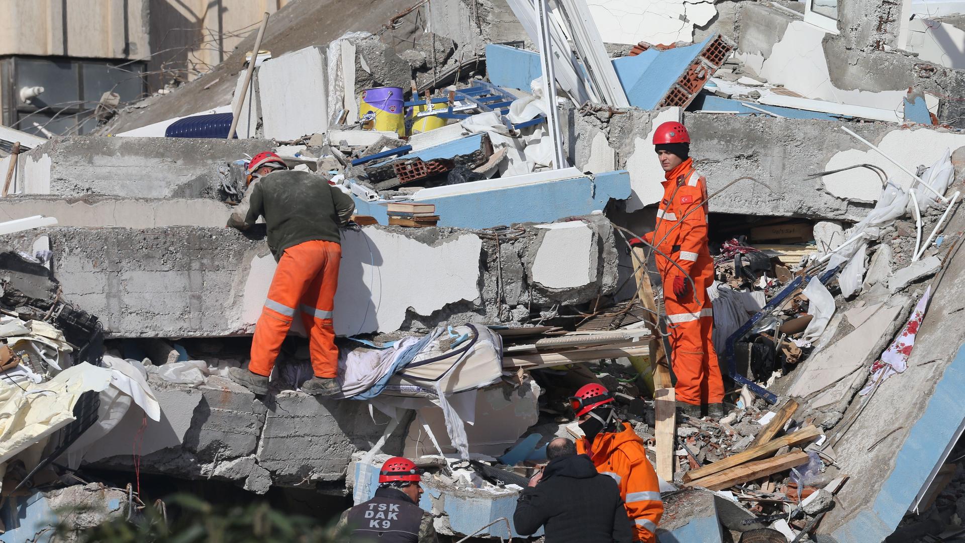 Türkei, Kahramanmaras: Rettungskräfte suchen nach dem Erdbeben in den Trümmern eines Gebäudes nach Überlebenden. Der türkische Präsident Erdogan reist in die Erdbebengebiete. 