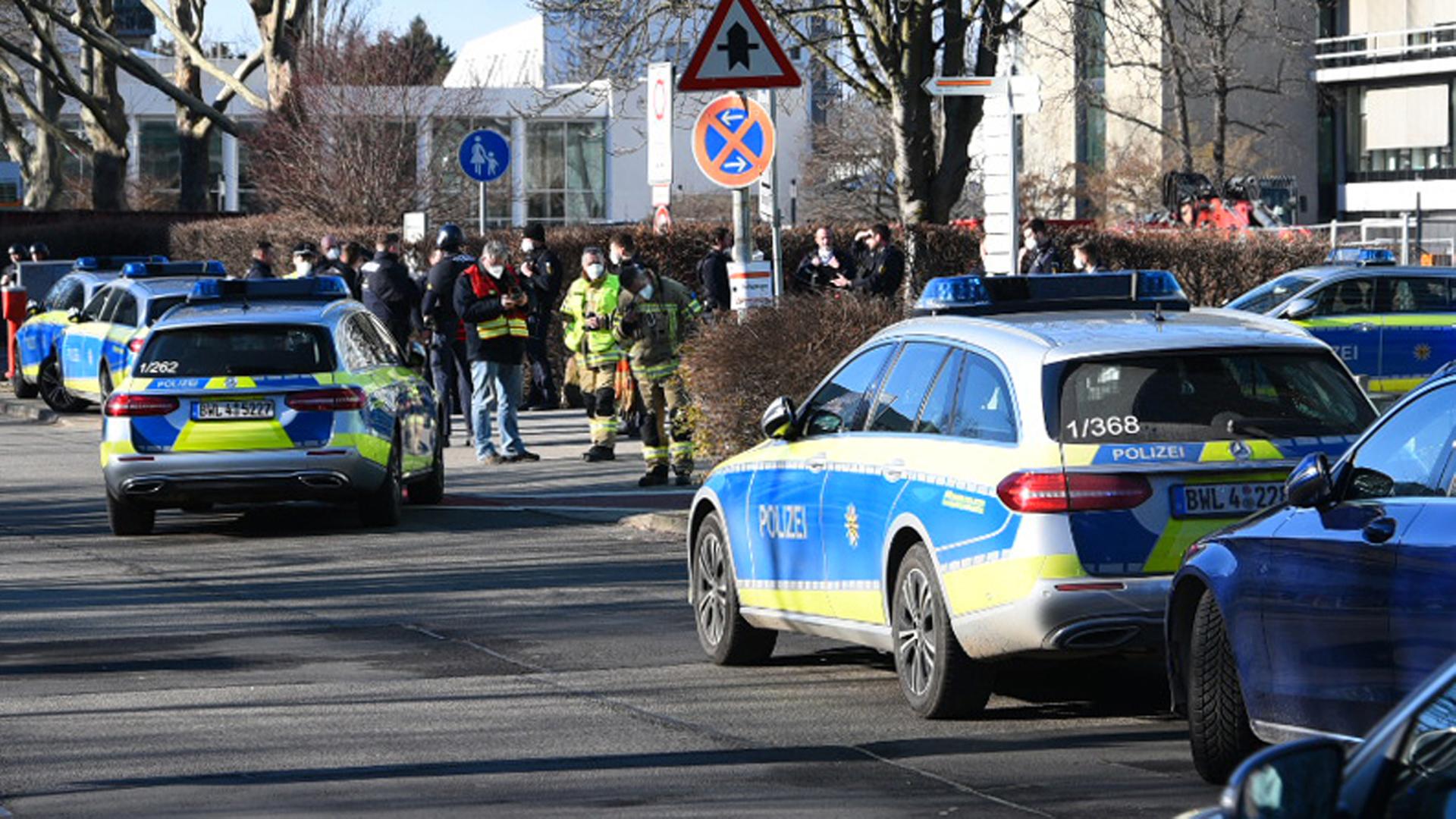 Polizei-Wagen stehen auf dem Gelände von der Universität in Heidelberg. Polizei-Wagen stehen auf dem Gelände von der Universität in Heidelberg.