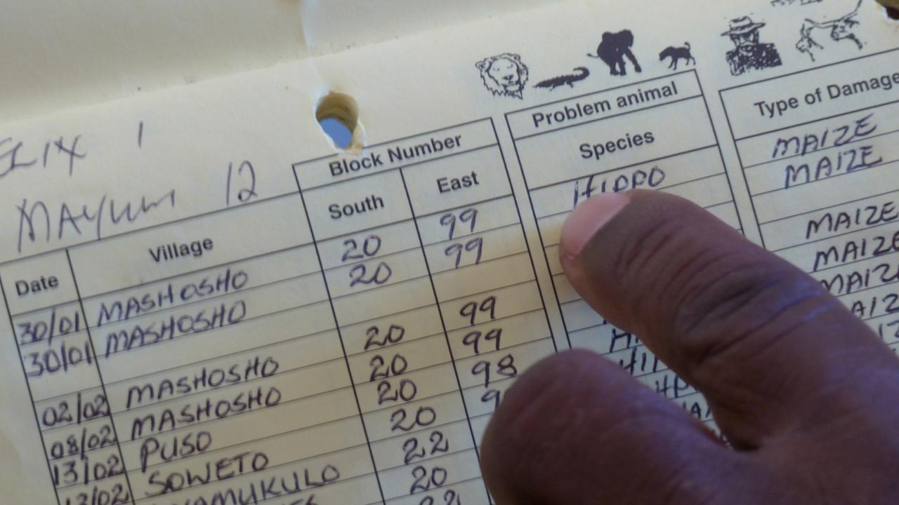Eine Hand zeigt auf einen Eintrag im "Event Book", dem Schadensprotokoll in den KAZA-Communities. Eine Hand zeigt auf einen Eintrag im "Event Book", dem Schadensprotokoll in den KAZA-Communities.