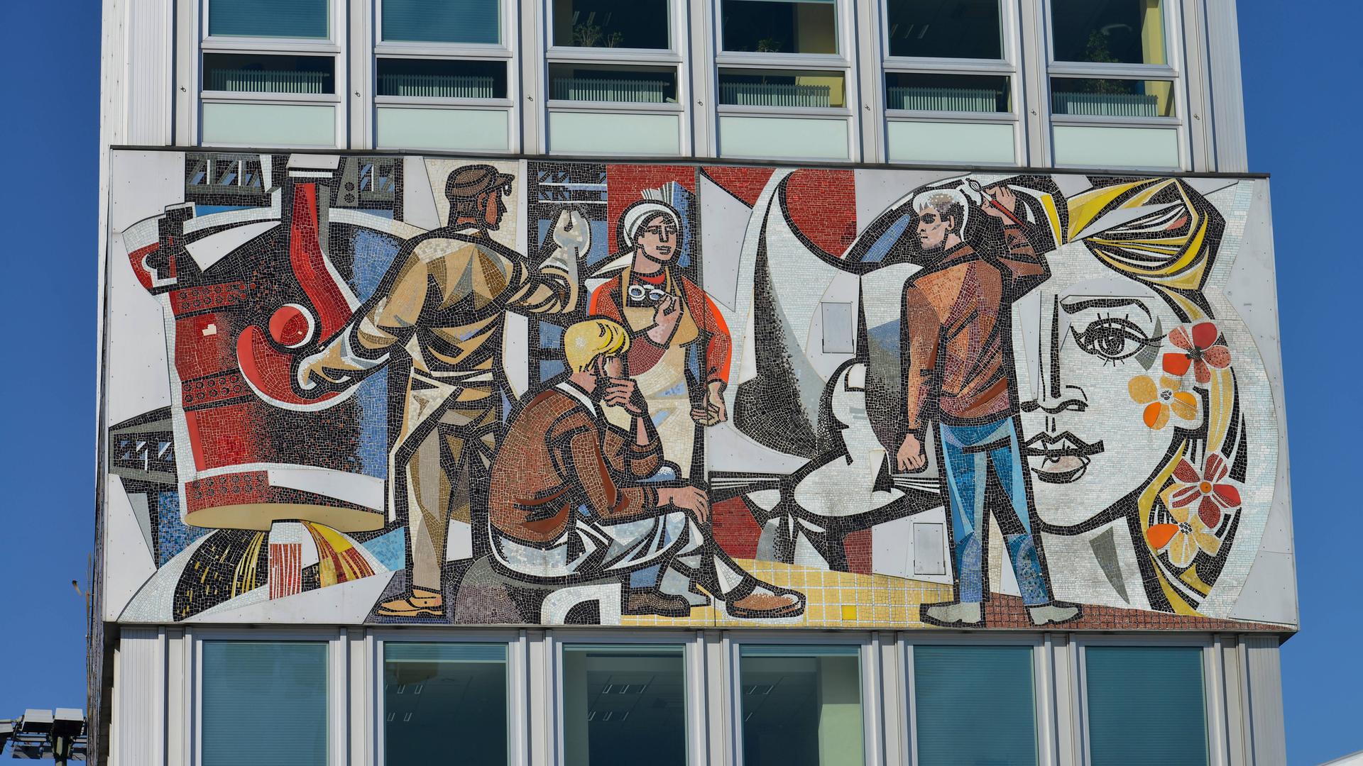 Auf einem Wandgemälde sind Werktätige der DDR abgebildet. Auf einem Wandgemälde sind Werktätige der DDR abgebildet.