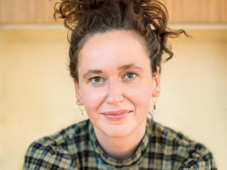 Porträtbild der Journalistin und Schriftstellerin Carolin Würfel.