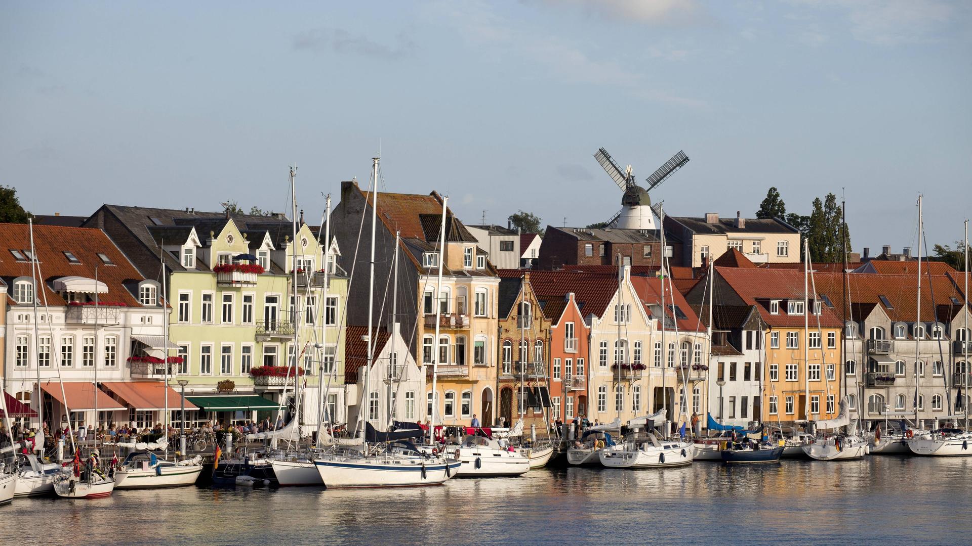Stadtansicht mit alten Häusern, Wasser, Anlegestellen und Segelbooten. Stadtansicht mit alten Häusern, Wasser, Anlegestellen und Segelbooten.