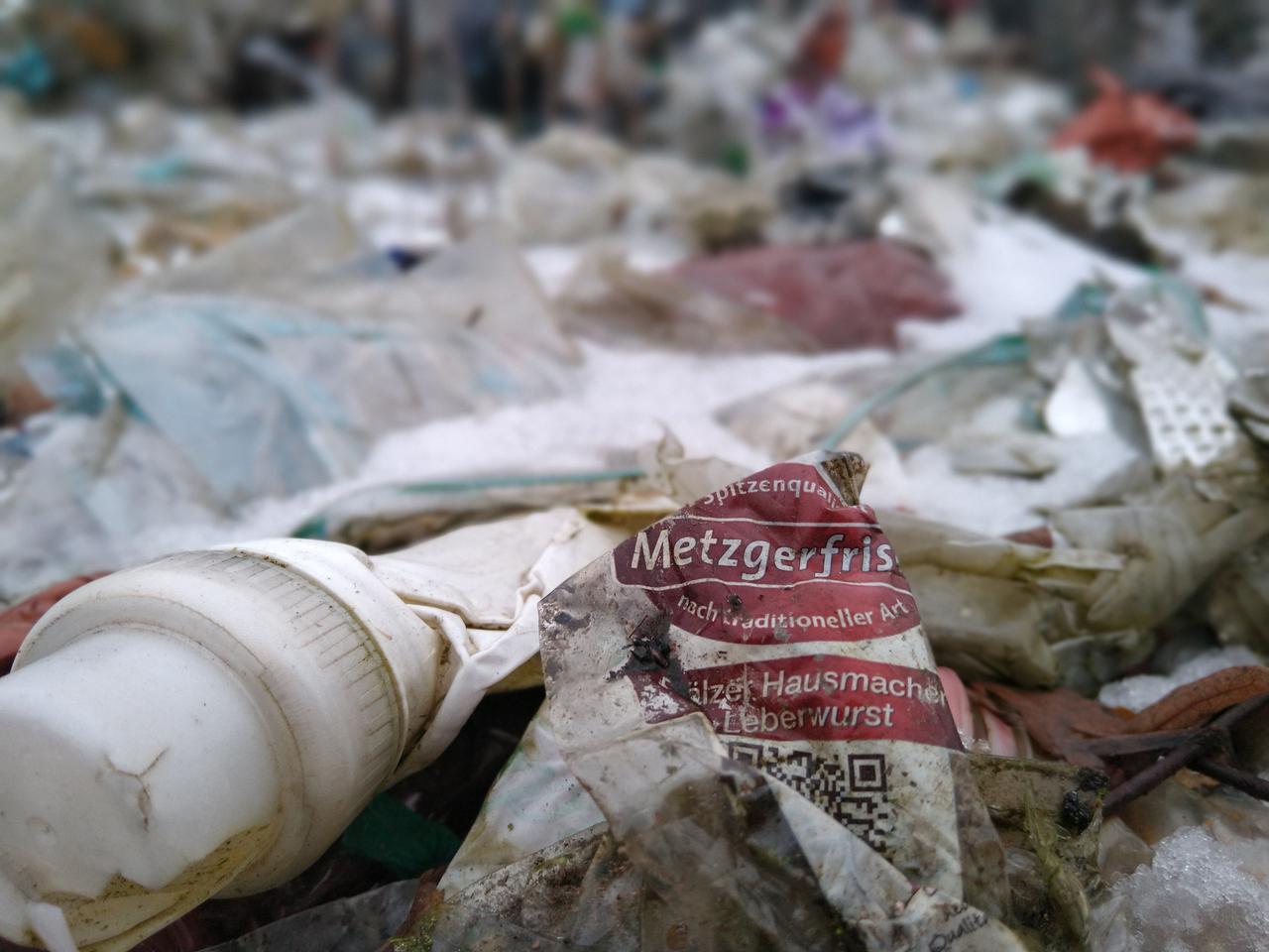 Alte Verpackungen von deutschen Marken auf einer Mülldeponie. Alte Verpackungen von deutschen Marken auf einer Mülldeponie.