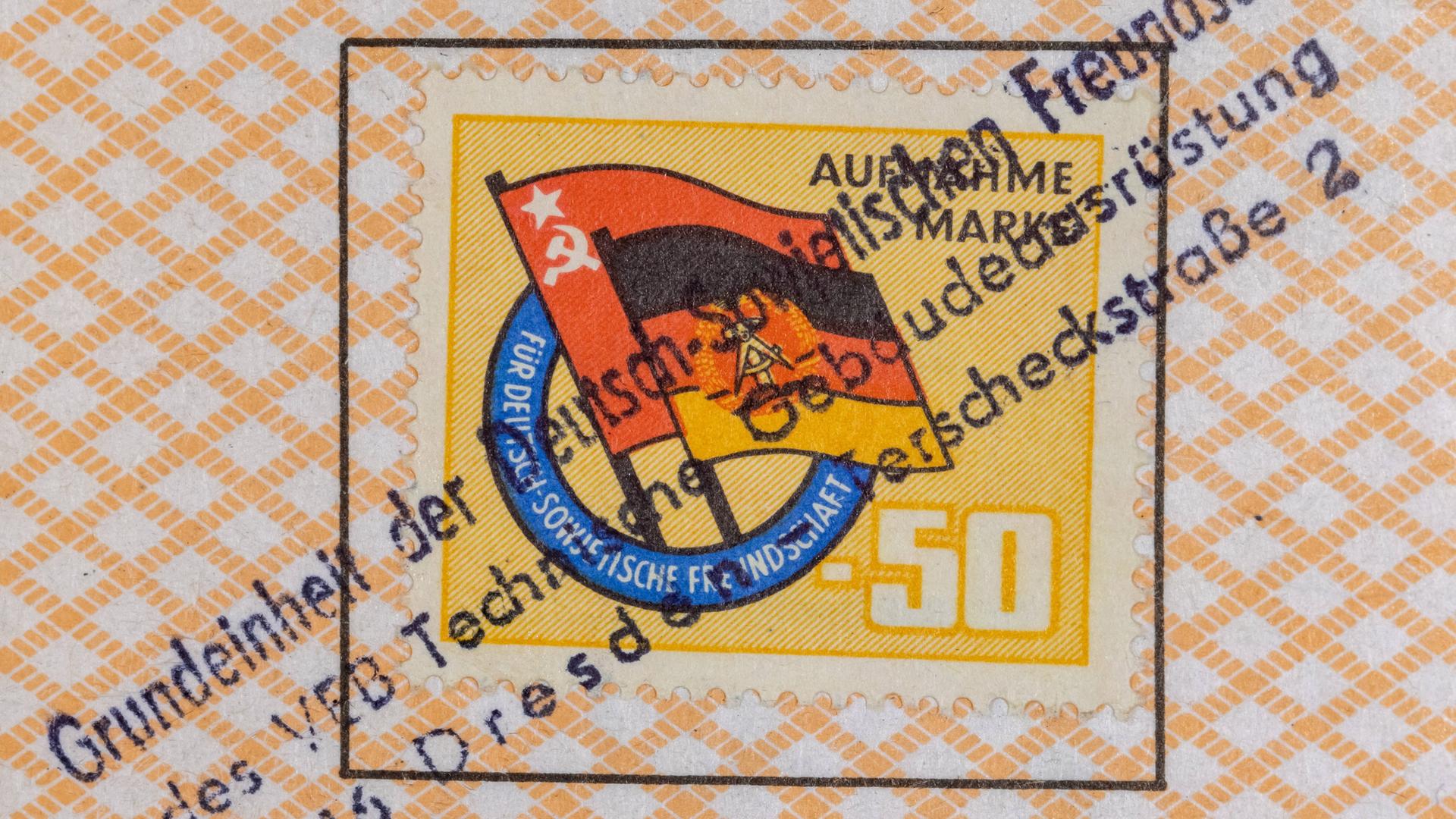 Reproduktion eines Mitgliedsbuches der Gesellschaft für Deutsch-Sowjetische Freundschaft, DSF, mit Stempel und Klebemarke (Symbolfoto) Reproduktion eines Mitgliedsbuches der Gesellschaft für Deutsch-Sowjetische Freundschaft, DSF, mit Stempel und Klebemarke (Symbolfoto)