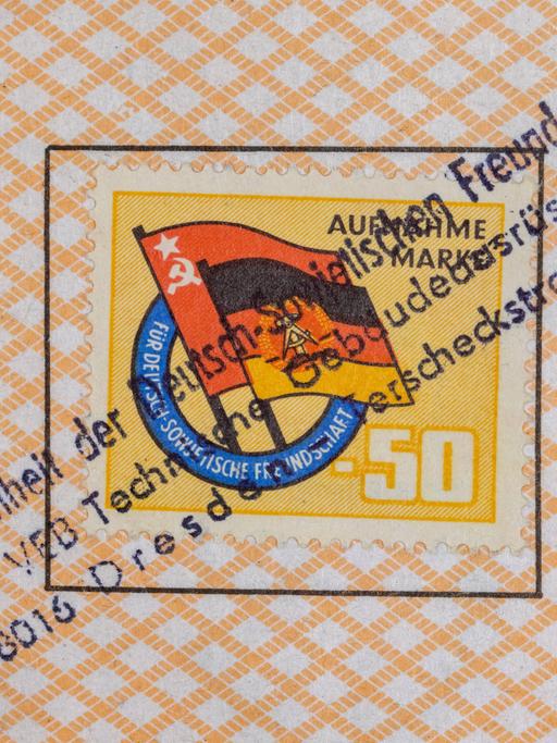 Reproduktion eines Mitgliedsbuches der Gesellschaft für Deutsch-Sowjetische Freundschaft, DSF, mit Stempel und Klebemarke (Symbolfoto)