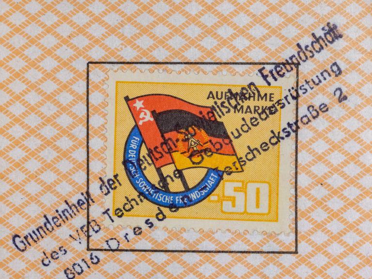 Reproduktion eines Mitgliedsbuches der Gesellschaft für Deutsch-Sowjetische Freundschaft, DSF, mit Stempel und Klebemarke (Symbolfoto)