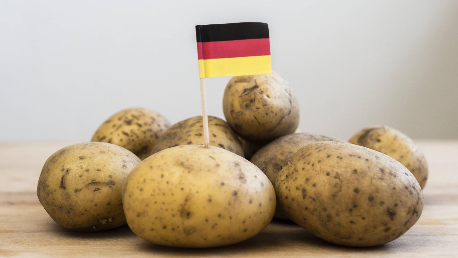 Rohe Kartoffeln mit einer Deutschlandfahne Rohe Kartoffeln mit einer Deutschlandfahne