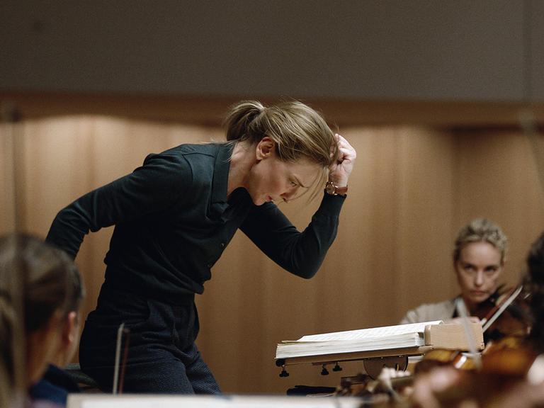 Cate Blanchett dirigiert in leidenschaftlicher Pose ein Orchester im Film "Tár", 2023.