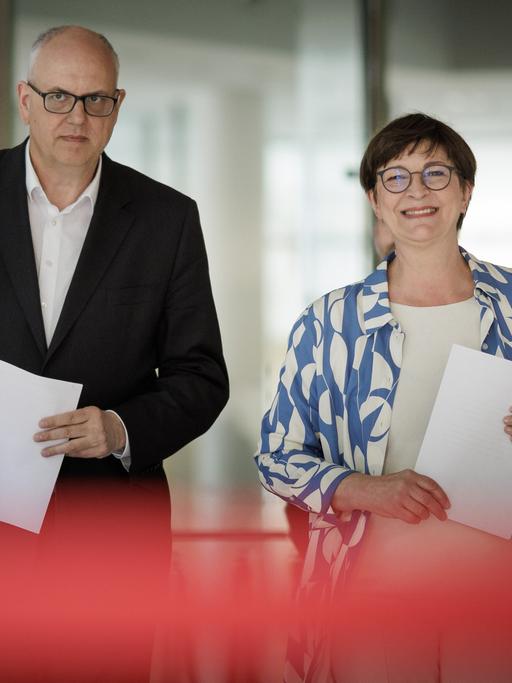 SPD-Vorsitzende Saskia Esken (re.) und der Bremer Bürgermeister Andreas Bovenschulte 