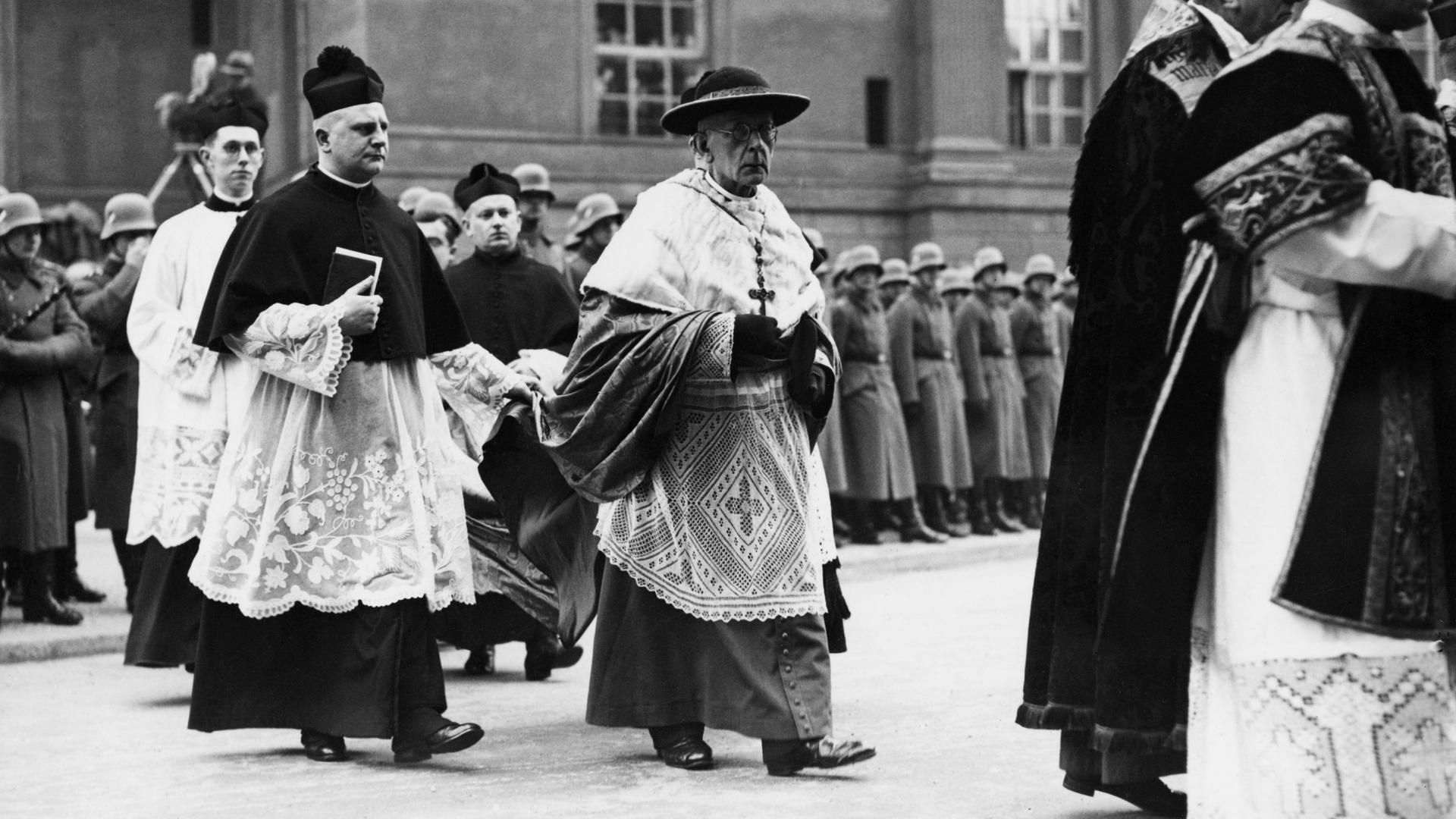 Der katholische Theologe und Bischof von Hildesheim, Adolf Bertram, 1935. Der katholische Theologe und Bischof von Hildesheim, Adolf Bertram, 1935.