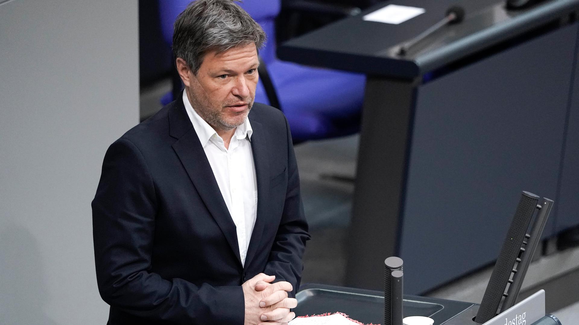 Wirtschafts- und Klimaminister Robert Habeck (Gruene) im Portrait bei Rede zum Tagesordnungspunkt 'Impfpficht gegen SARS-CoV-2' bei der 21. Sitzung des Deutschen Bundestag in Berlin Wirtschafts- und Klimaminister Robert Habeck (Gruene) im Portrait bei Rede zum Tagesordnungspunkt 'Impfpficht gegen SARS-CoV-2' bei der 21. Sitzung des Deutschen Bundestag in Berlin