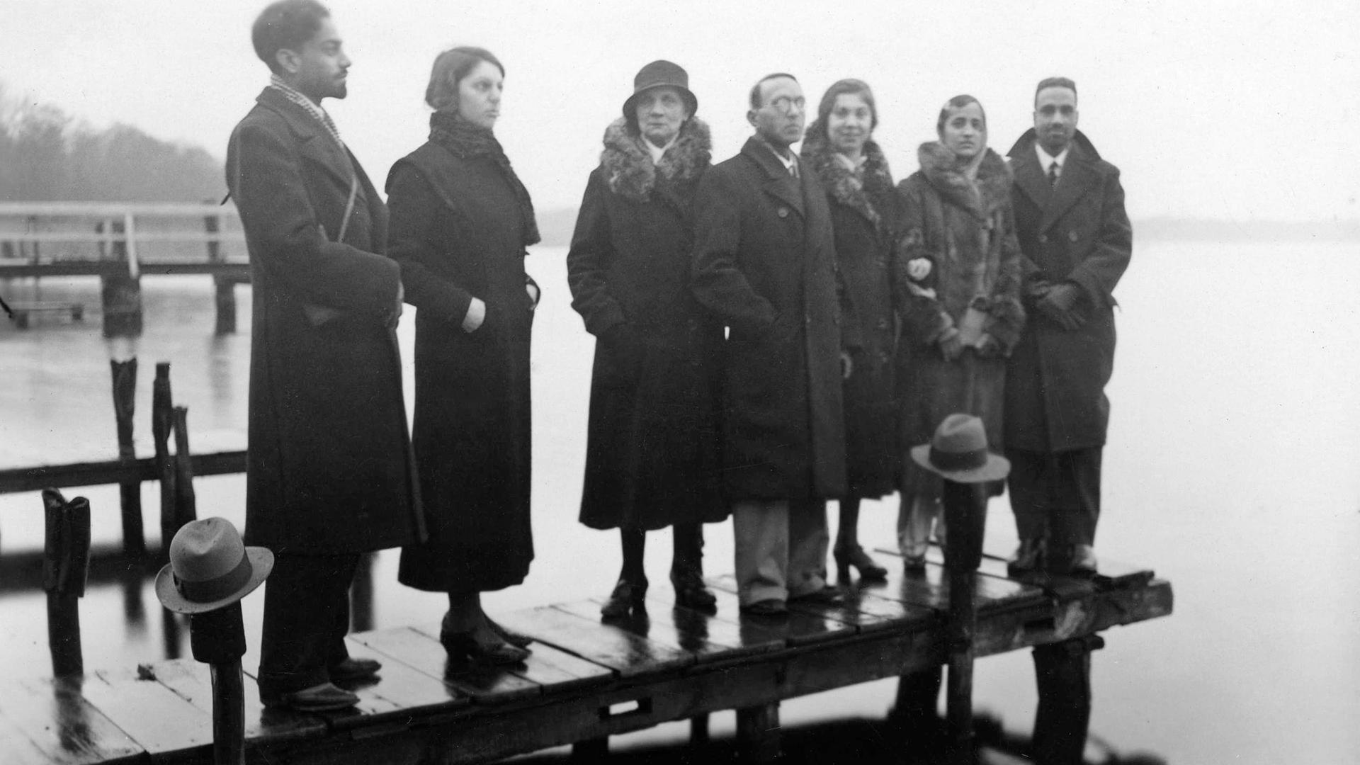 Sieben Personen stehen auf einem Bootssteg in Berlin in den 1920er Jahren. Sieben Personen stehen auf einem Bootssteg in Berlin in den 1920er Jahren.