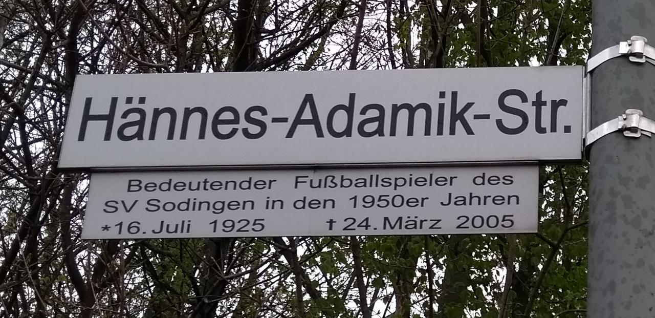Die Straße zum Glück-auf-Stadion in Sodingen ist nach Hännes Adamik benannt.