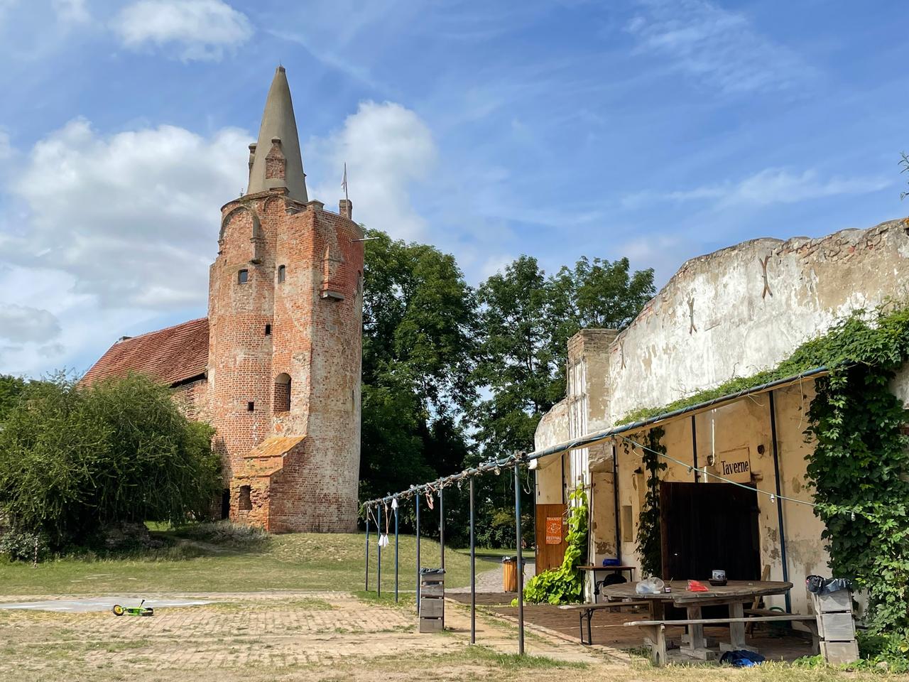 Die Burg Klempenow. Die Burg Klempenow.