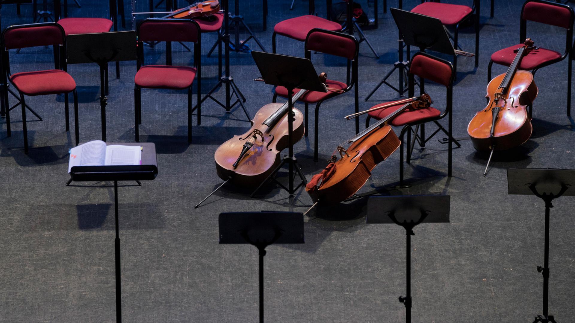 Ein Orchestergraben mit Instrumenten. Ein Orchestergraben mit Instrumenten.