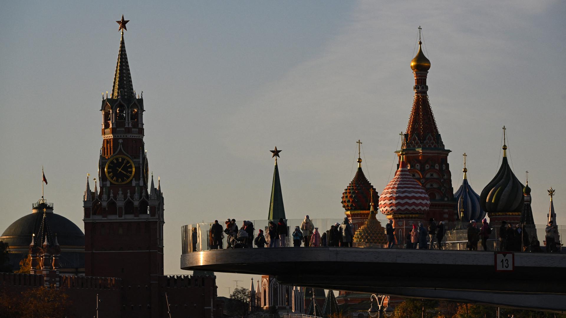 Silhouettenartige Ansicht der Kremltürme vor einem Abendhimmel.