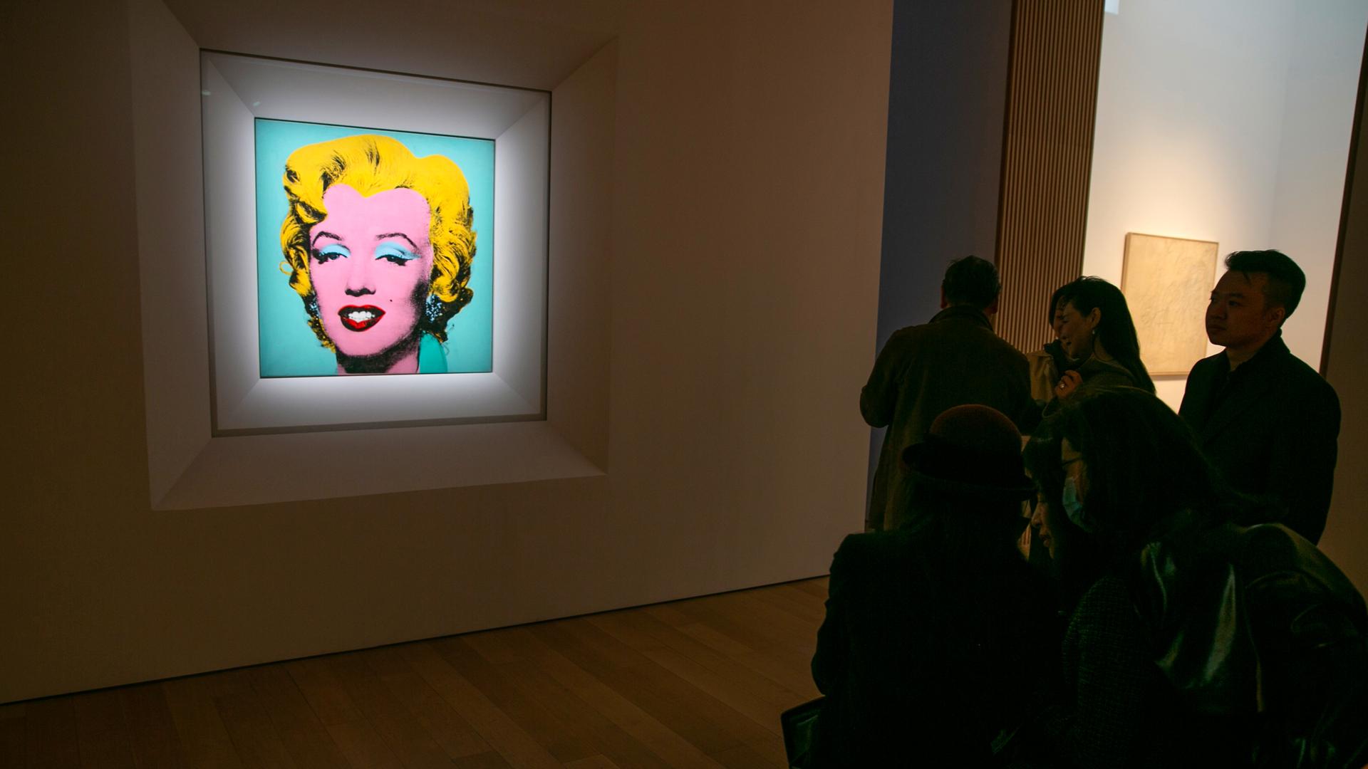 Das Gemälde von Andy Warhol aus dem Jahr 1964 hängt im Ausstellungsraum in New York.