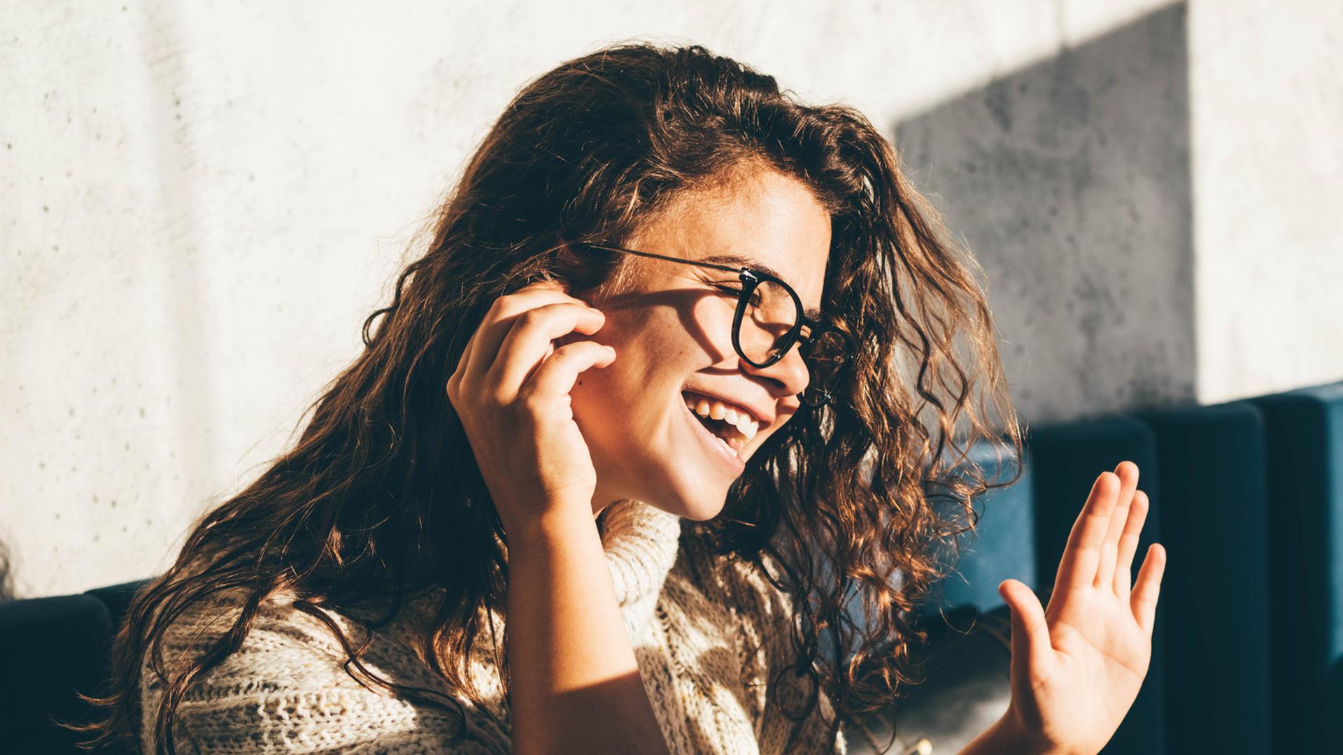 Treibt Mirjam Eichfeld den Anrufer vom Meinungsforschungsinstitut in den Wahnsinn oder in eine Romanze? Zu sehen: Eine junge Frau mit lockigem Haar, einer schwarzen Brille, lacht und hat ein Smartphone am Ohr. Treibt Mirjam Eichfeld den Anrufer vom Meinungsforschungsinstitut in den Wahnsinn oder in eine Romanze? Zu sehen: Eine junge Frau mit lockigem Haar, einer schwarzen Brille, lacht und hat ein Smartphone am Ohr.