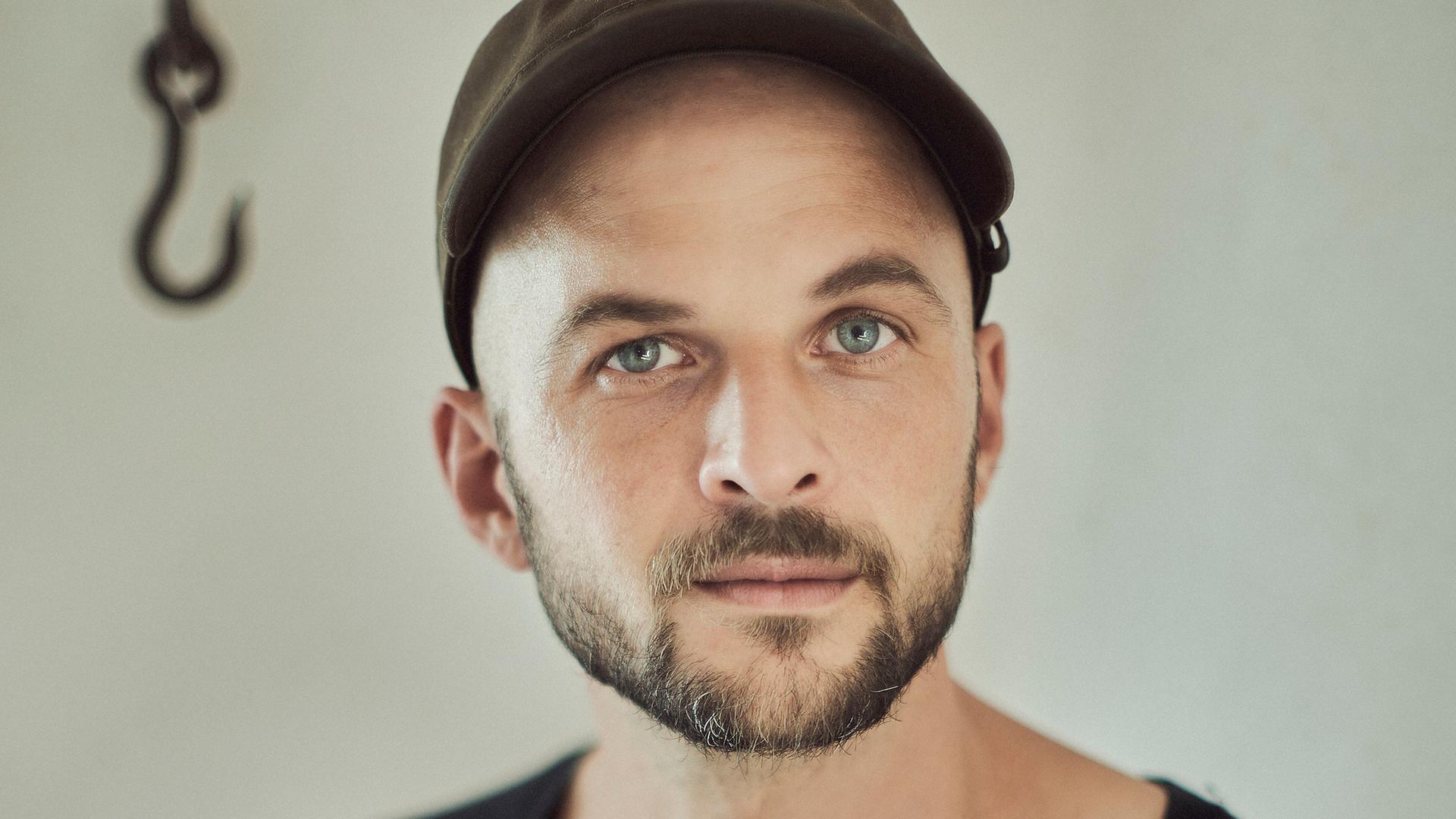 Porträtaufnahme des Musikers Nils Frahm. Porträtaufnahme des Musikers Nils Frahm.
