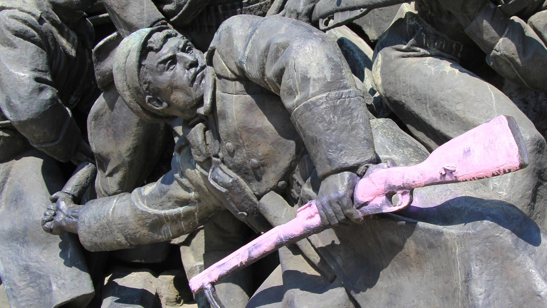 Ein Sowjetisches Kriegsdenkmal in Sofia ist aus Protest mit pinker Farbe beschmiert.